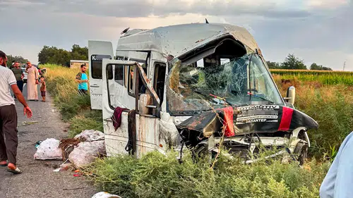 Tarım İşçilerini Taşıyan Minibüs Kanala Devrildi: 15 Yaralı