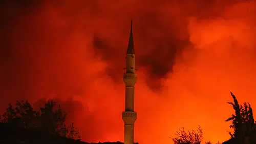 Aksu’da Orman Yangını: Alevler Geceyi Kızıl Renge Bürüdü