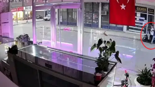 Hiç tanımadığı adamı bıçakla yaraladı, polisi görünce ‘Game Over' diyerek teslim oldu