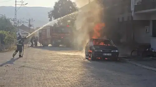 Park Halindeki Otomobil Yandı, Alevler 2 Katlı Binaya Ulaştı