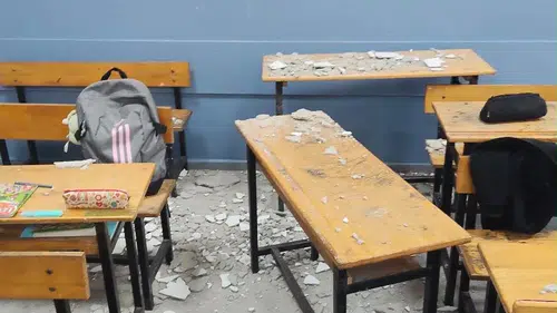 Ders Sırasında Tavan Sıvaları Düştü: 3 Öğrenci Yaralandı