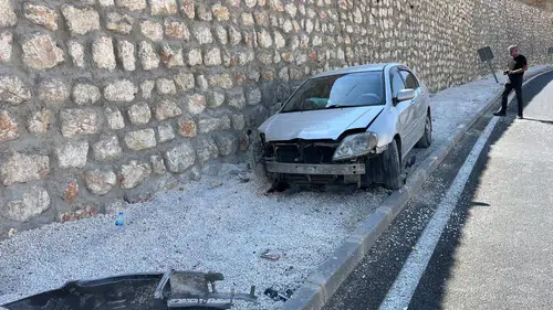 Adıyaman Besni’de Otomobil İstinat Duvarına Çarptı: 1 Yaralı!