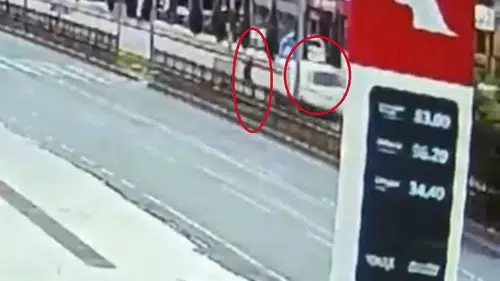 Yolun Ortasında Üzerine Araç Geldi! Son Anda Kurtuldu