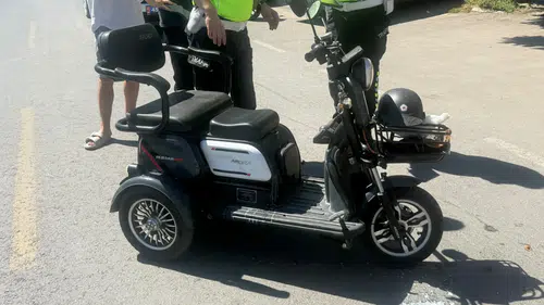 Manisa Kula’da Elektrikli Bisiklet Devrildi: 58 Yaşındaki Sürücü Yaralandı