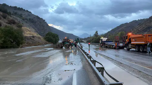 Erzincan-Erzurum Yolunda Heyelan: Ulaşım Çift Yönlü Durduruldu