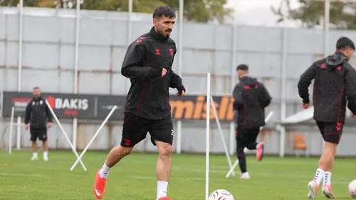 Sivasspor Sarıyer Maçına Yağmur Altında Hazırlandı
