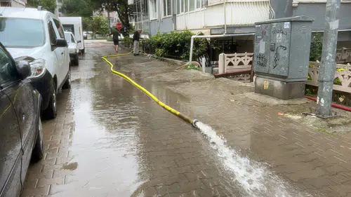 Apartmanların Giriş Katları Sular Altında! Bursa'da Zor Anlar