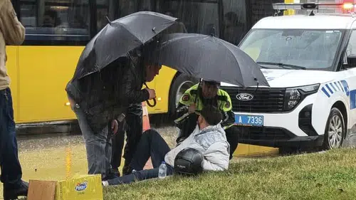 Yağmurda Düşen Motosikletliye Polisin Şemsiyesi Siper Oldu
