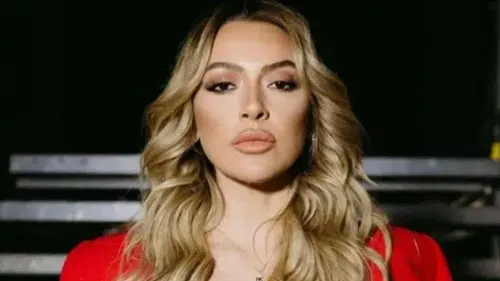 Sivaslı Hadise Çocukluk Fotoğrafıyla Geçmişe Yolculuk Yaptı