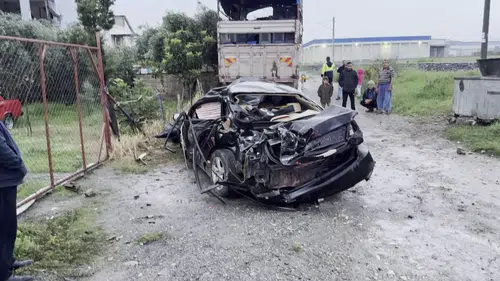 Tren Otomobili Biçti: Metrelerce Sürüklenen Araçta Acı Son