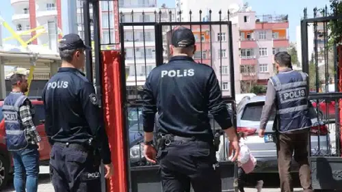 İzmir'de Ortaokulda Şok Eden Olay: Öğrenci Çantasından Silah Çıktı