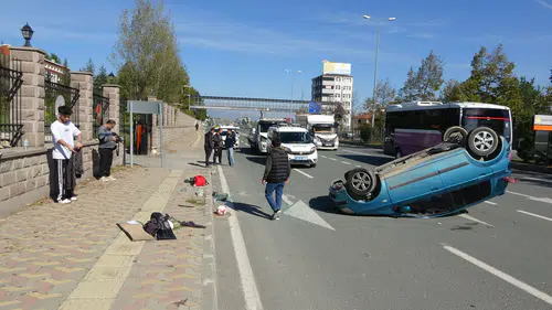 Minibüse Çarpmamak İsterken Takla Attı! 3 Kişi Ölümden Döndü