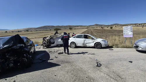Burdur'da 3 Araç Birbirine Girdi! Feci Kazada 1 Ölü, 7 Yaralı
