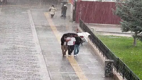 Sivas’ta Aniden Bastırdı! Sağanak Yağış Yolları Göle Çevirdi