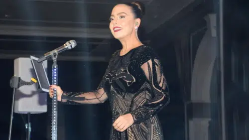 Ebru Gündeş, 27 Yıl Sonra “Dön Ne Olur” Şarkısını Yeniden Söyledi