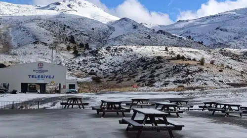 Denizli’ye Mevsimin İlk Karı Yağdı: Nikfer Kayak Merkezi Beyazlandı