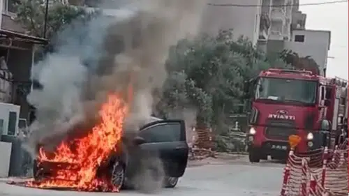 Mersin'de Park Halindeki Otomobil Alev Alev Yandı!