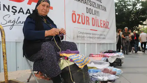 Sivas’ta 75 Yaşındaki Şükriye Teyze Hayata Örgüleriyle Tutunuyor