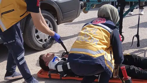Adıyaman'da İki Otomobil Çarpıştı! Sürücülerden Biri Yaralandı
