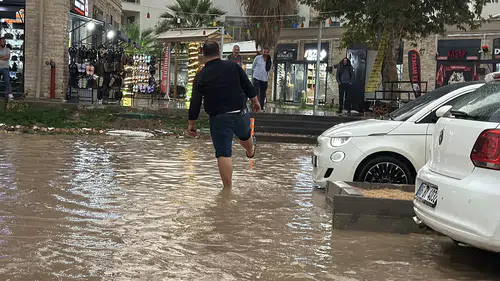 Adıyaman'da Sağanak Felaketi: Yollar Göle Döndü, Araçlar Çöktü