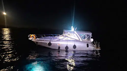 Kayalıklara Çarpan Özel Teknedeki 2 Kişi Kurtarıldı