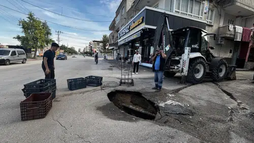 Yolun Ortasında Dev Çukur! Esnaf Çareyi Ekmek Kasalarında Buldu