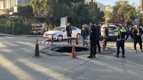 İstanbul'da Korkutan Görüntü! Okul Servisi Geçerken Yol Çöktü