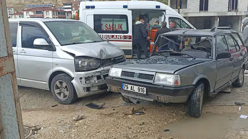 Sivas Gürün'de Otomobil ile Minibüs Çarpıştı: 4 Yaralı Var