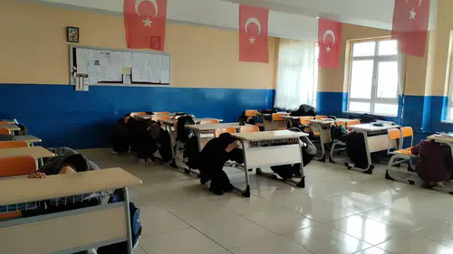 Okullarda Çök Kapan Tutun Hareketi: Sivas Afete Hazırlandı