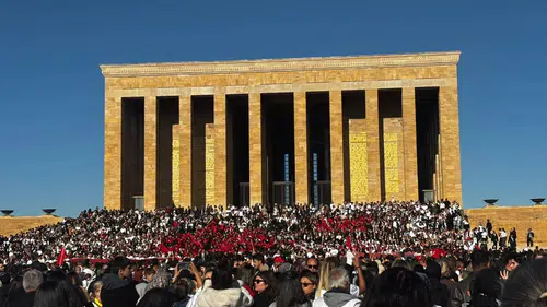 Sivaslı Üniversite Öğrencilerinden Anıtkabir’de LÖSEV’e Destek