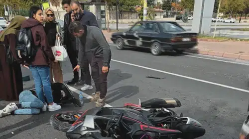 Otomobille çarpışan motosiklet sürücüsü havaya savruldu