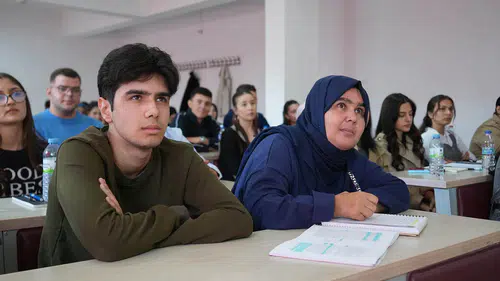Anne ve Oğul Aynı Bölümde: Üniversite Sıralarında Buluştular