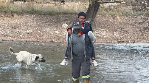 6 Yıldır Köprü Yok! Bir Babanın Omuzları Evladına Yol Oldu!
