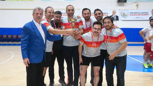 Sivas Cumhuriyet Üniversitesi Futsal Turnuvasında Üçüncü Oldu