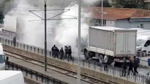 Trafikte Korku Dolu Anlar! Kamyondan Dumanlar Yükseldi