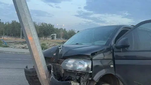Direksiyon Hakimiyetini Kaybetti! Araç Aydınlatma Direğine Çarptı