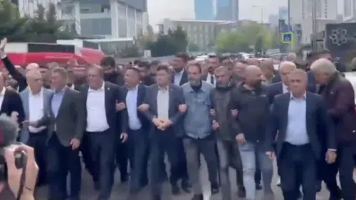 Kemal Kılıçdaroğlu destekçileri CHP Genel Merkezi'ne yürüdü