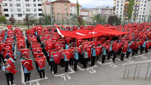 Sivas’ta 900 Öğrenciden Türk Bayraklı Dev Koreografi!