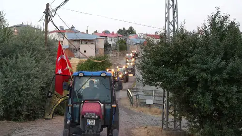 Sivas’ta Damat Gezdirme Geleneği Traktör Konvoyuyla Yaşatılıyor