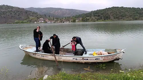 Yollar Göle Döndü: Köye Ulaşım Kayıkla Sağlanıyor!