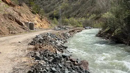Koyulhisar’da Dere Taşkını Sonrası Köy Yollarında Onarım Çalışması