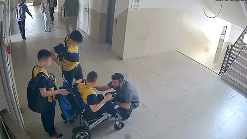 Asansör Bozulunca Öğretmen Engelli Öğrencisini Sırtında Taşıdı