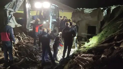 Sivas'ta çöken çatının altında kalan 13 hayvan telef oldu