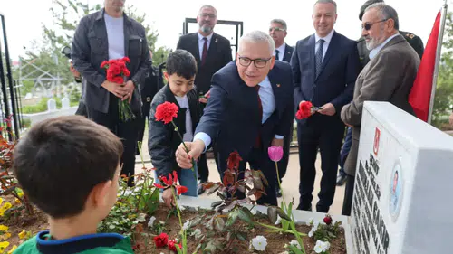 Sivas’ta Bayramda Şehitliklere Anlamlı Ziyaret