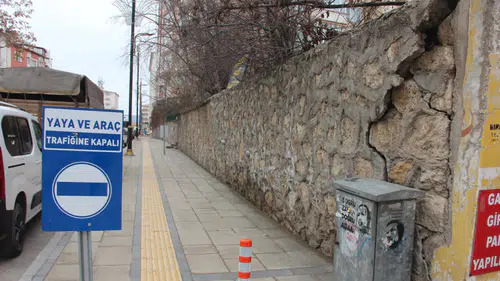 Mevlana Caddesi’ndeki Tehlikeli Duvar Sorunu Çözüldü