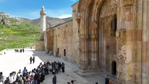 Divriği Ulu Camii ve Darüşşifası’nda “Müzikle Şifa” Ritim Etkinliği