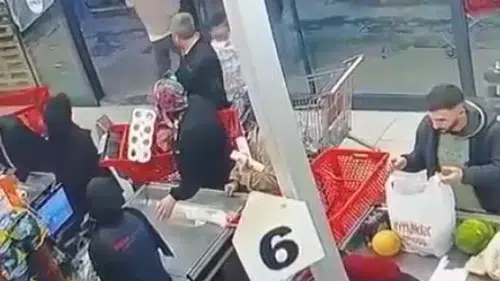 "Bir bakar mısın" diyerek çağırıp kafa attı