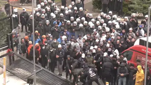 CHP Genel Merkezi'nde tansiyon yükseldi: Polis müdahale ediyor