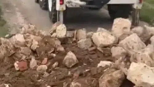 Kangal’da Köprü Kenarında Güvenlik İçin Dolgu Çalışması Yapıldı