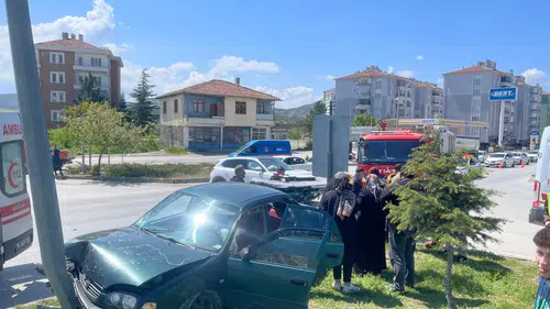 Sungurlu’da Feci Kavşak Kazası: Otomobil Refüje Savruldu